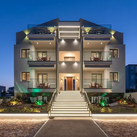 アパート Danae Luxurious Residences- 4 Min Walk From ネア・ムダニア