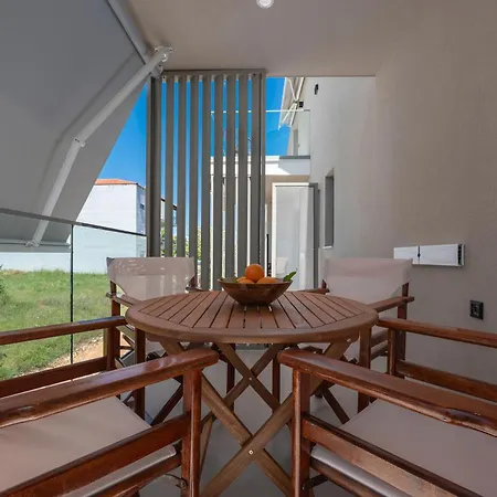 Danae Luxurious Residences- 4 Min Walk From *