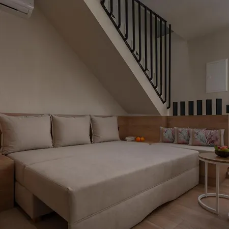 Danae Luxurious Residences- 4 Min Walk From ネア・ムダニア
